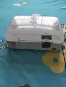 高清投影仪95成新，我个人的就用了几个月，进口的很清晰，还有笔记本电脑